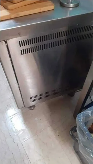 După: vitrina din inox curată, lucioasă